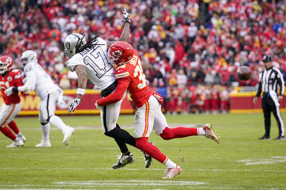 L’Jarius Sneed reaches around Davante Adams to break up a pass